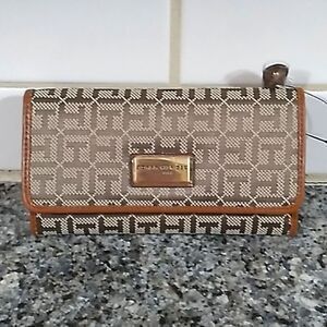 Tommy Hilfiger Brown/Tan Signature Trifold Wallet. NWT